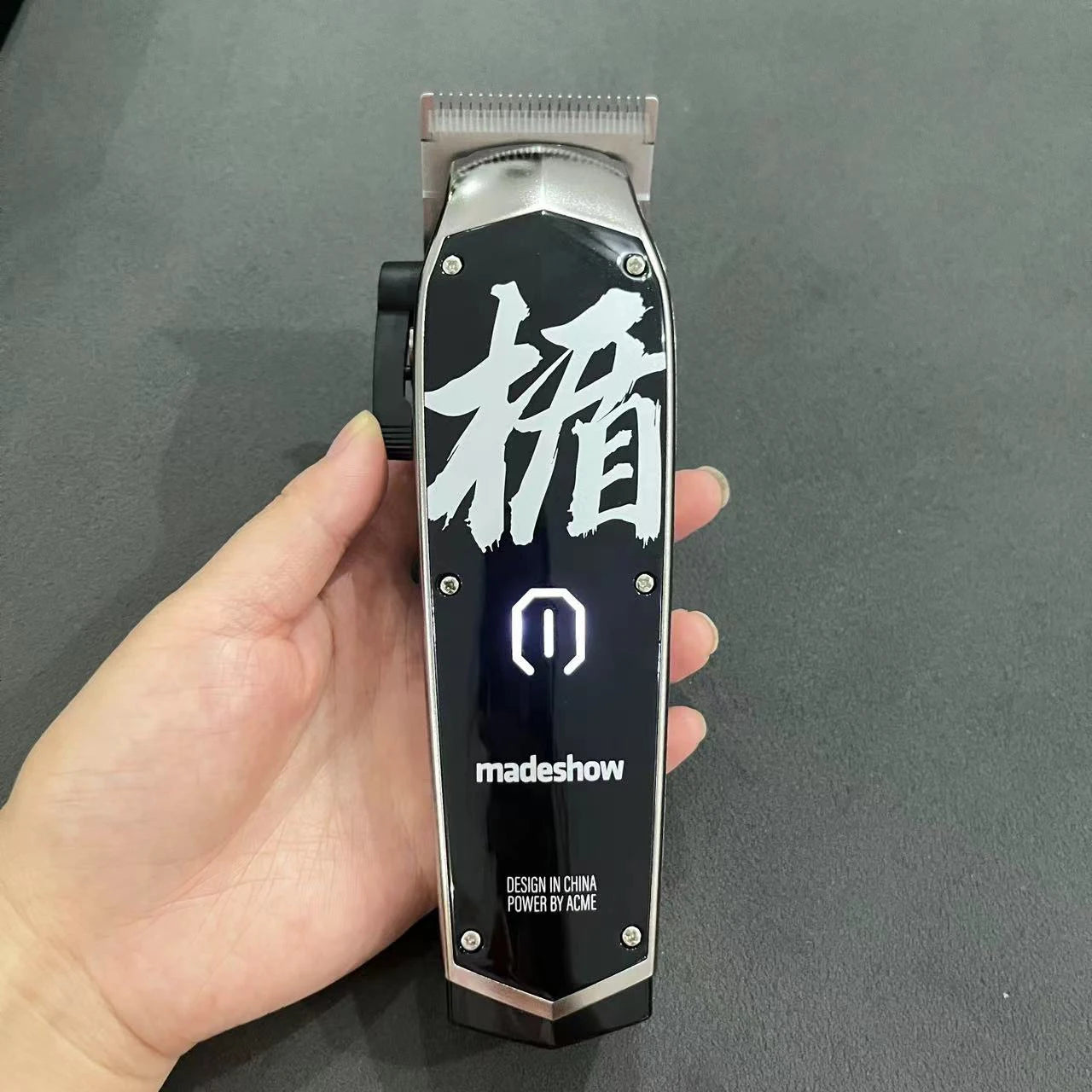 Máquina de Corte Profesional Madeshow M10+ / M11 – Potencia y Precisión para Hombres Exigente